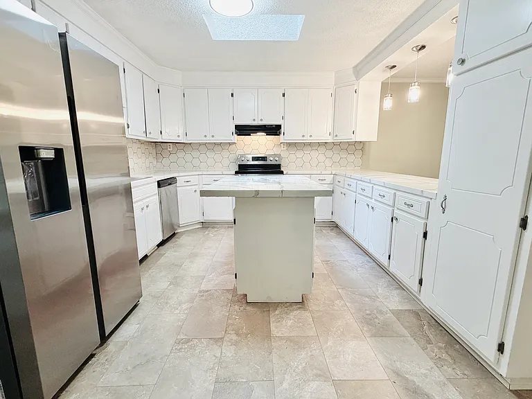7905 Castleton Ln — Photo 10
