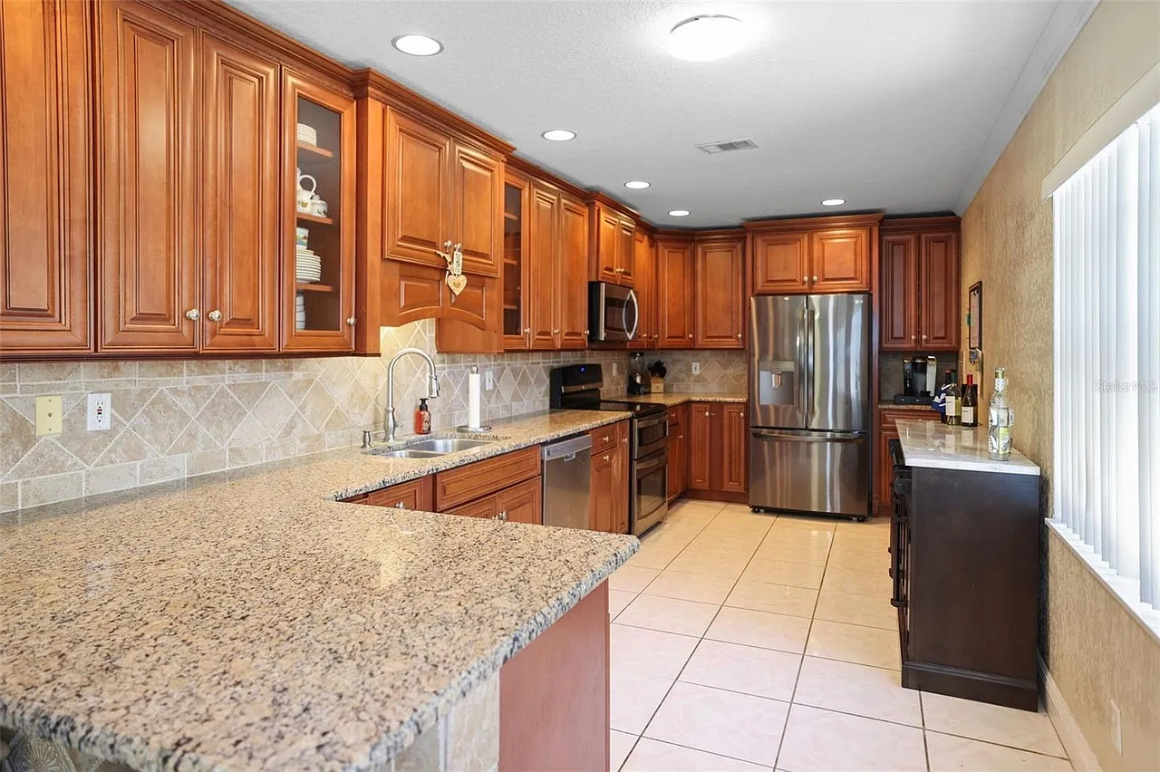 8 bed, 2552 sqft, $950 — Photo 4