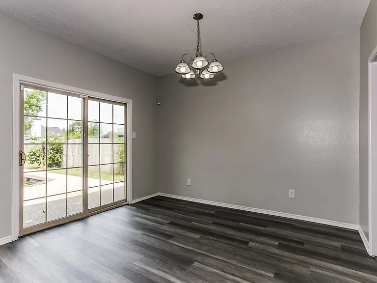 2313 Roanoke Cir — Photo 3