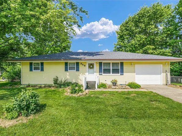 946 Foxcrest Dr, Charleston, IL 61920