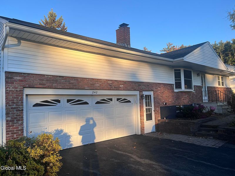 4th image of 242 Pinewood Drive