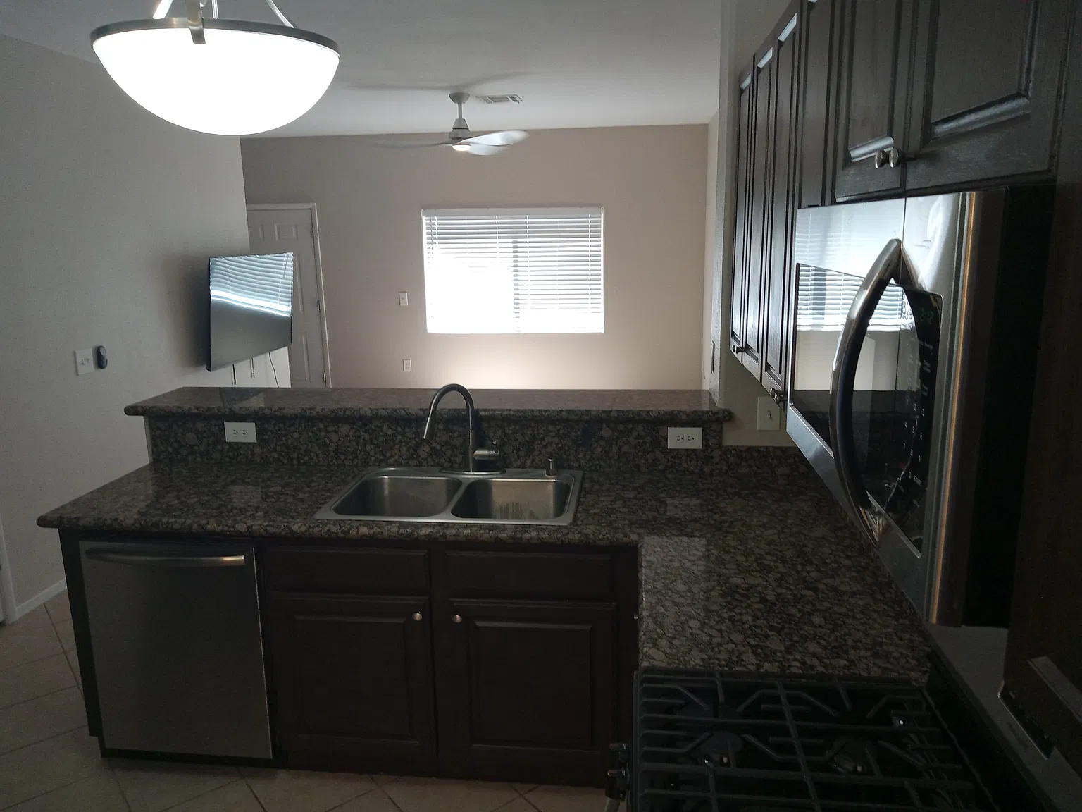 4 bed, 2.5 bath, 1826 sqft, $1,845 — Photo 2