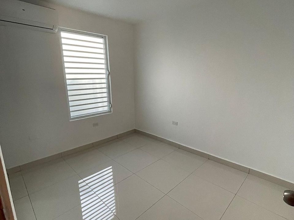 2nd image of 305 Calle 20 #2