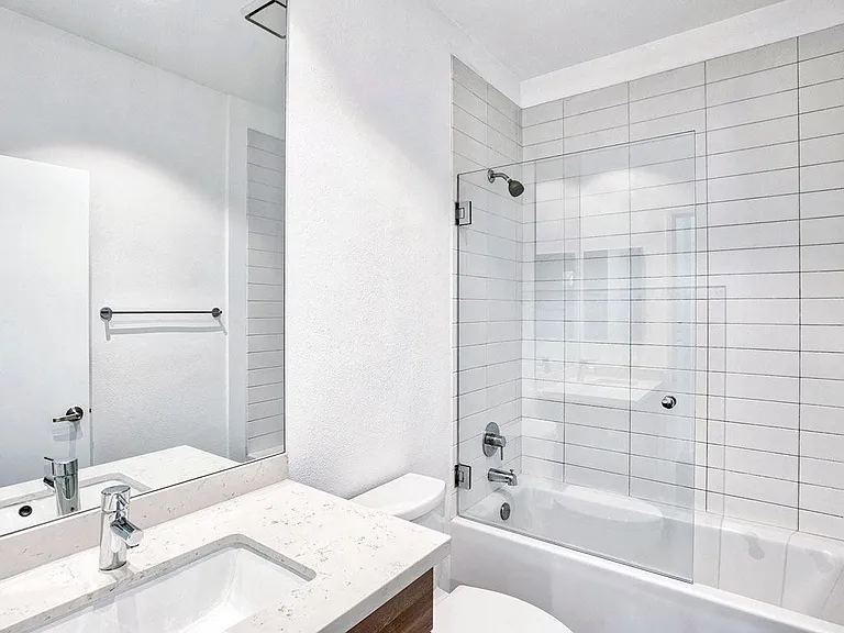 1912 Whitley Ave — Photo 6