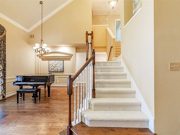 4th image of 301 Saddlebrook Dr