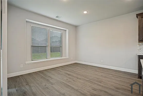 812 Woodview Ct — Photo 3