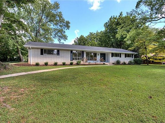 4th image of 39 Christine Dr