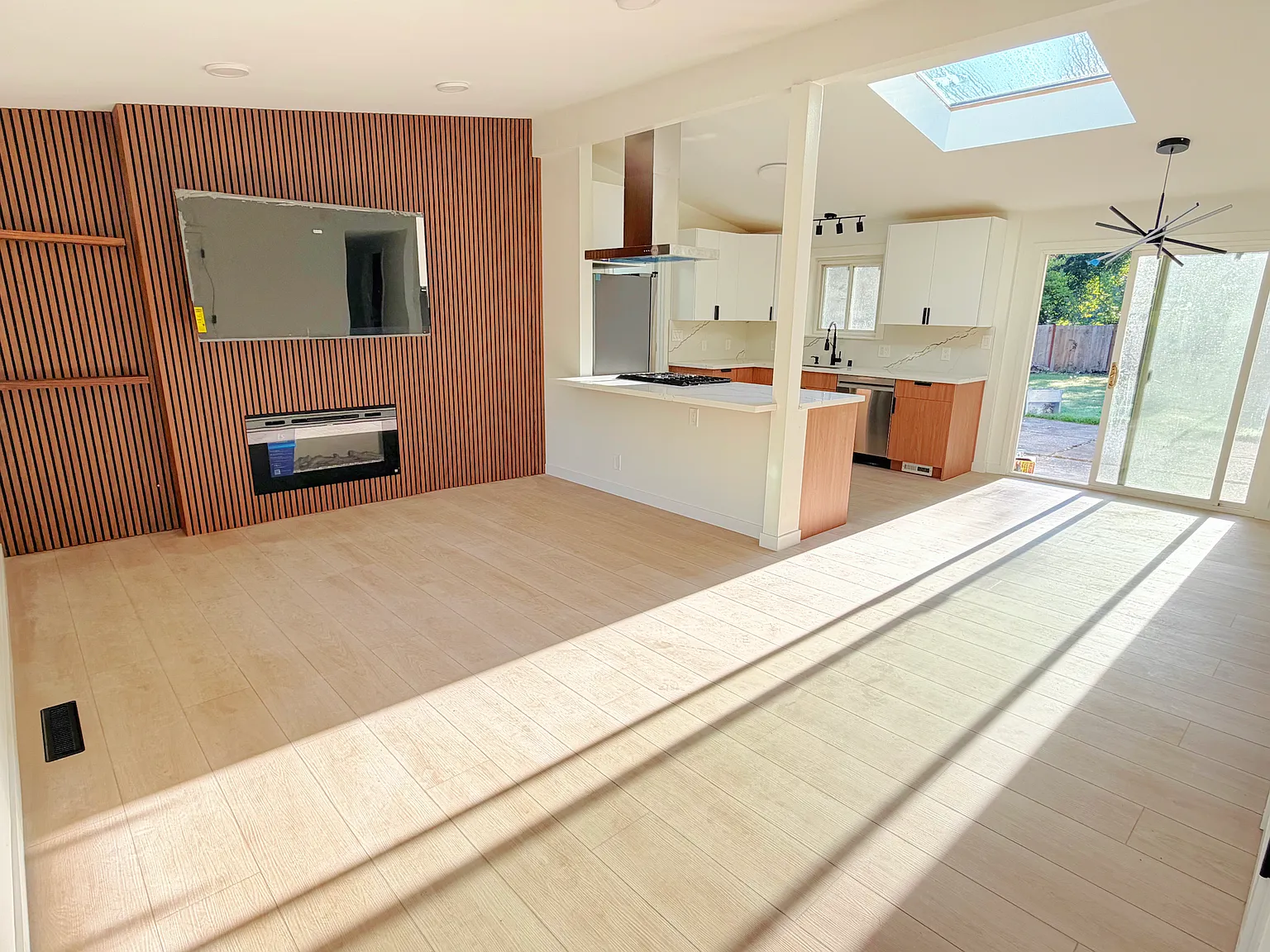 3 bed, 1250 sqft, $3,940 — Photo 2