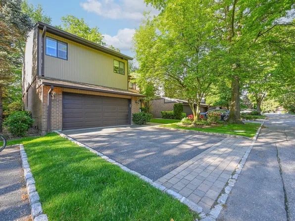 16 Wimbledon Drive, Roslyn, NY 11576