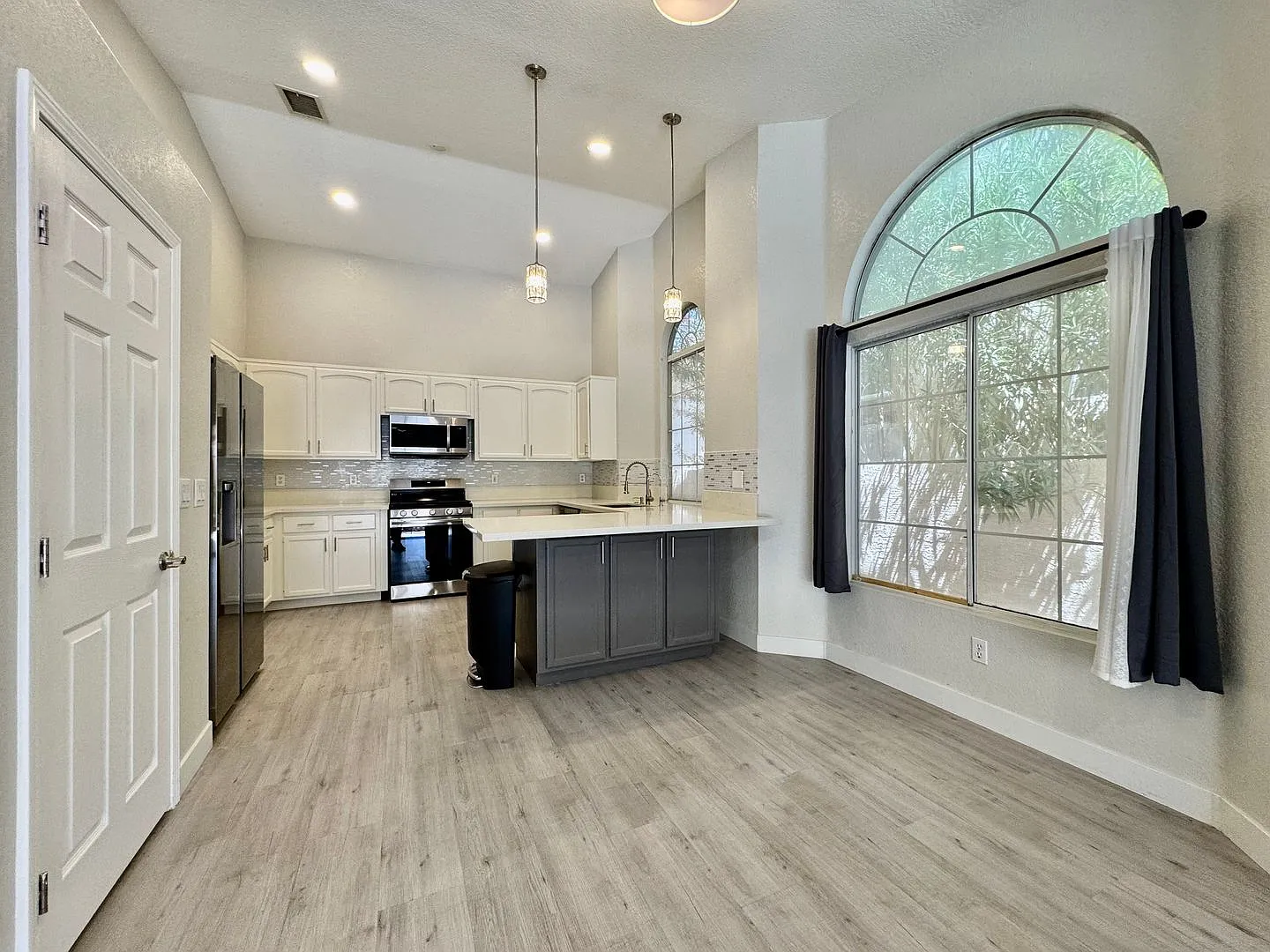 Green Valley Home For Rent! 3 Beds, 2 Baths, FULLY Remodeled — Photo 4