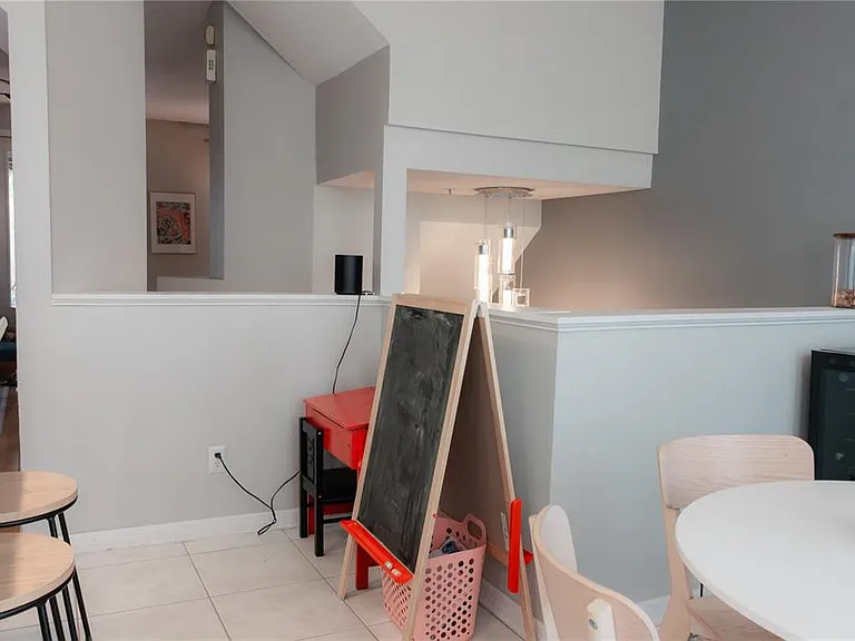 3033 Pointeview Dr — Photo 7