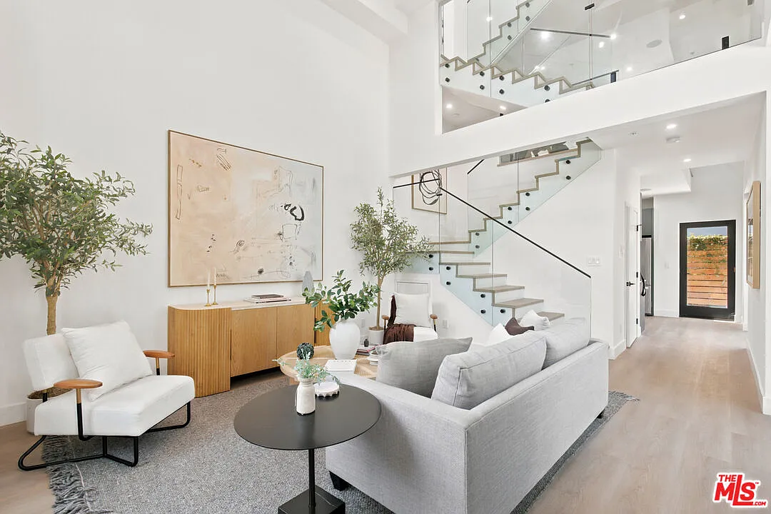 2 bed, 2.5 bath, 1700 sqft, $6,500 — Photo 3