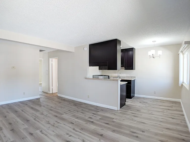 2851 Montrose Ave — Photo 3