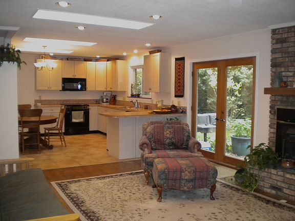 Family room/ kitchen w/sky lights, recessed lighting, fireplace
