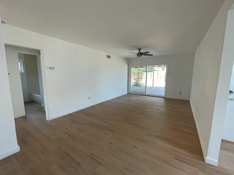 1368 Crownview Dr — Photo 11