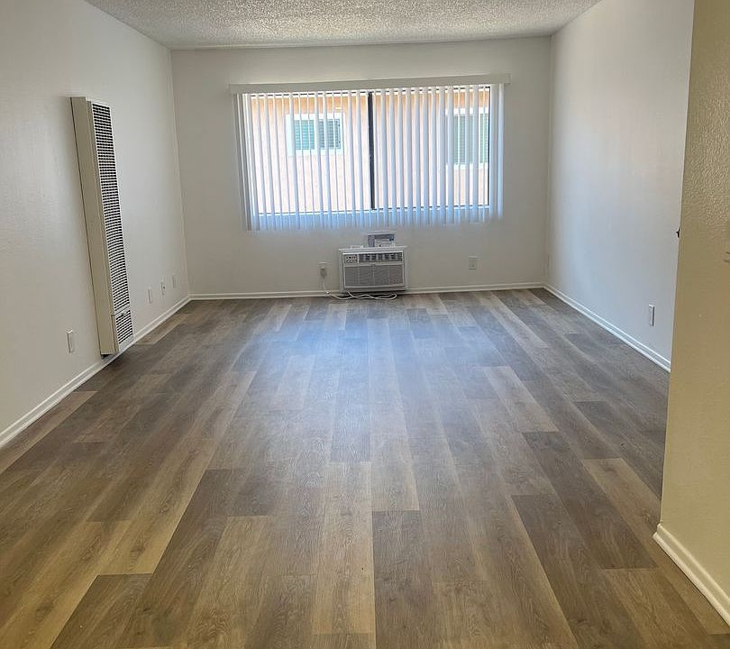 1st image of 7320 Hazeltine Ave #106