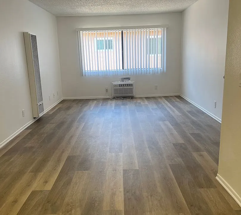 7320 Hazeltine Avenue (5295)