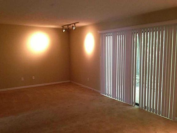 5th image of 736 Somerset Ct
