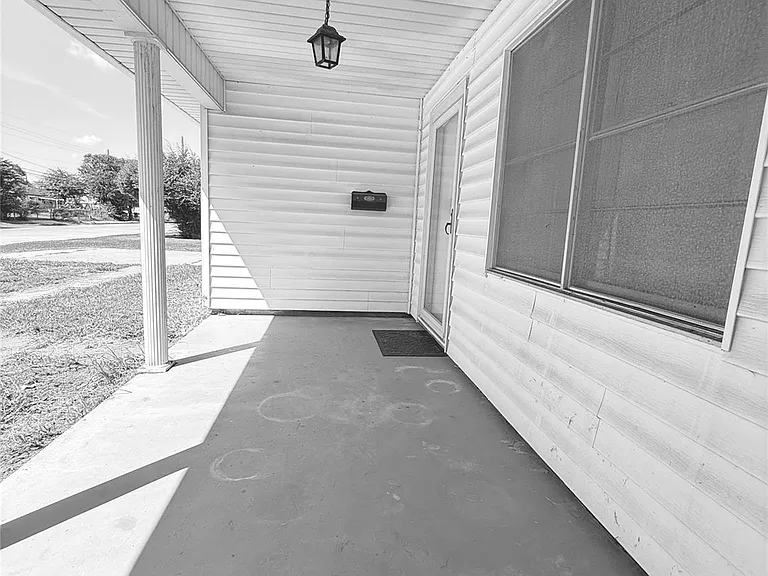 315 E Florida Ave — Photo 9
