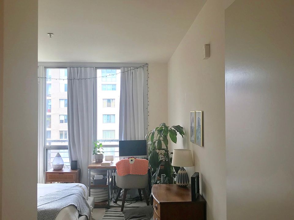 1st image of 325 Berry St APT 424