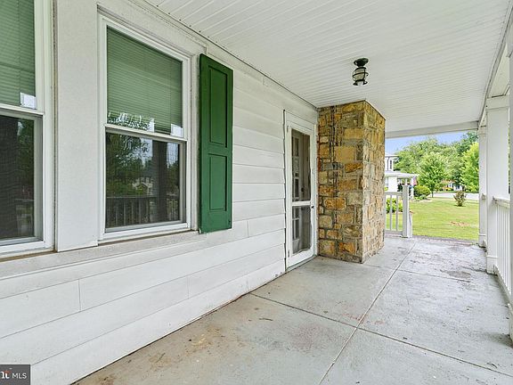 4th image of 405 Park Cir
