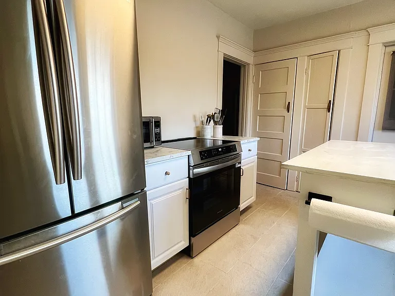 1118 N Hoover St — Photo 11