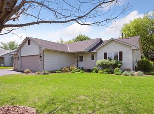 706 Debbie Ln, Carver, MN 55315