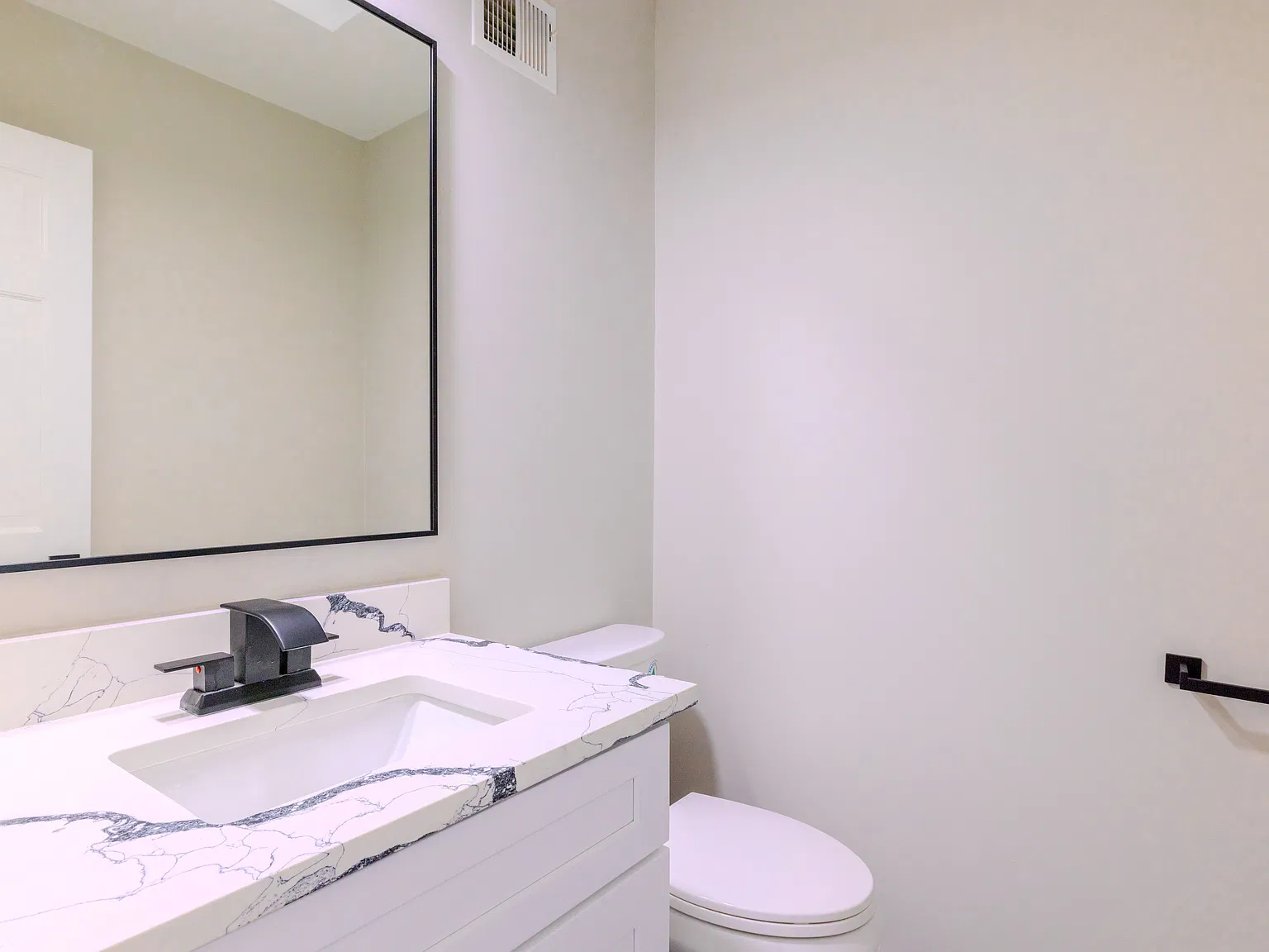 5 bed, 3.5 bath, 3526 sqft, $3,900 — Photo 4