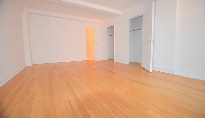 Rented by Manhattan Realty Group | media 13