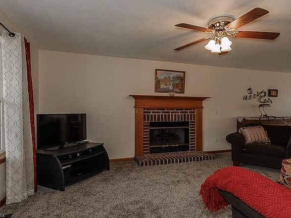 4th image of 112 Pine Hollow Cir