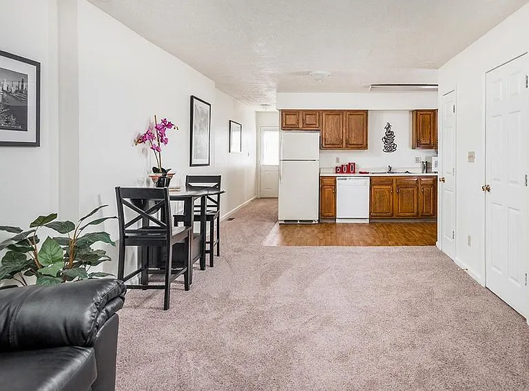 Plush Carpeting at Hoosier Court Apartments