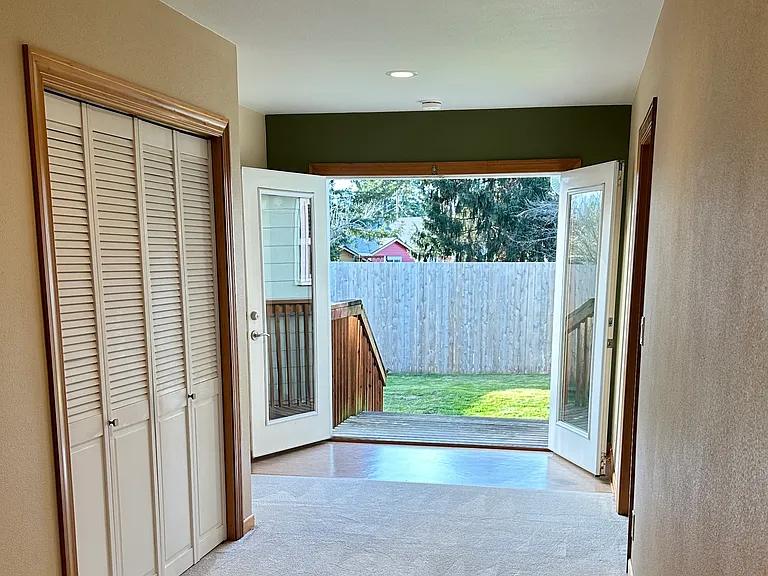 1420 E Victor St — Photo 16