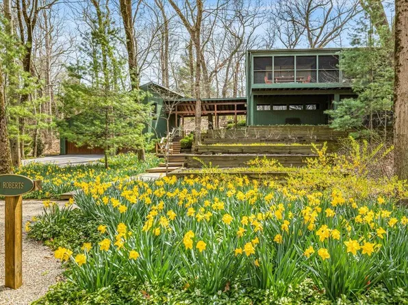 411 E Roberts Ave, Beverly Shores, IN 46301