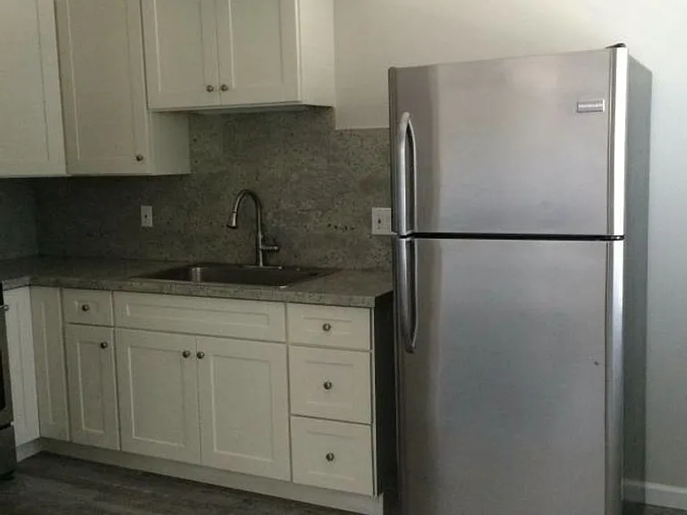 370 N Fair Oaks Ave — Photo 3