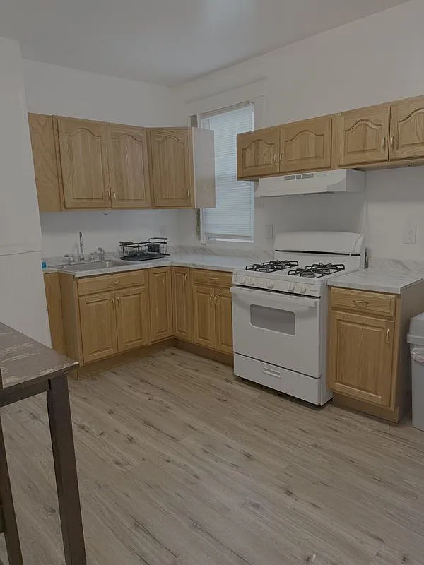 3 bed, 1.0 bath, 1044 sqft, $2,050 — Photo 4
