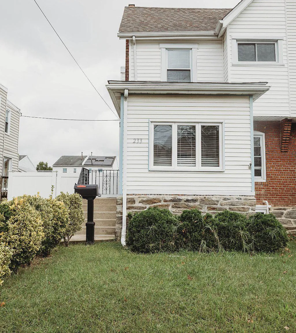 3 bed, 1.5 bath, 1576 sqft, $2,500 — Photo 3