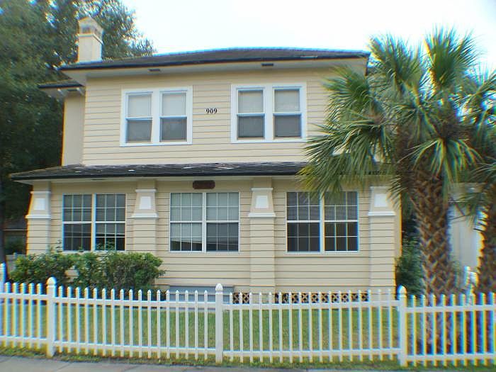 1st image of 909 Pine St APT 1