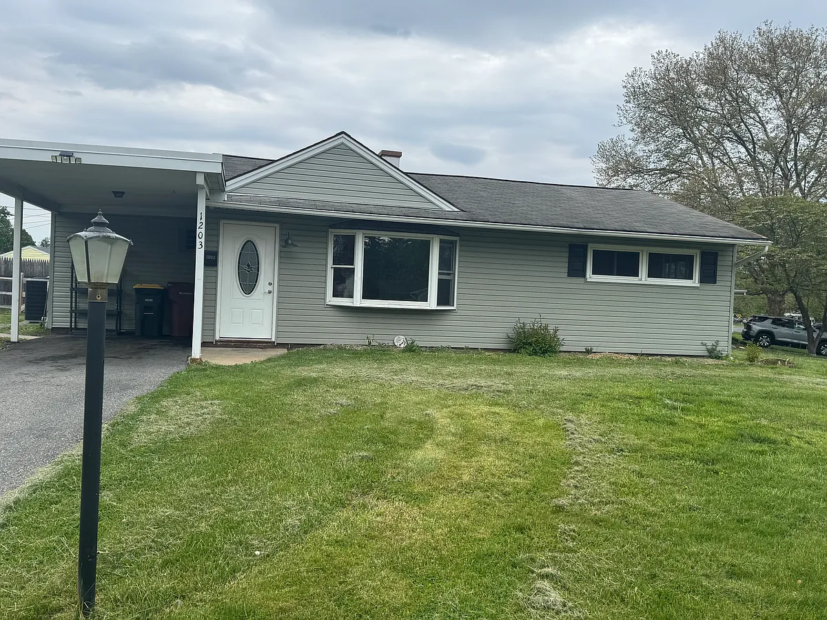 Building Photo - 1203 Echo Dr