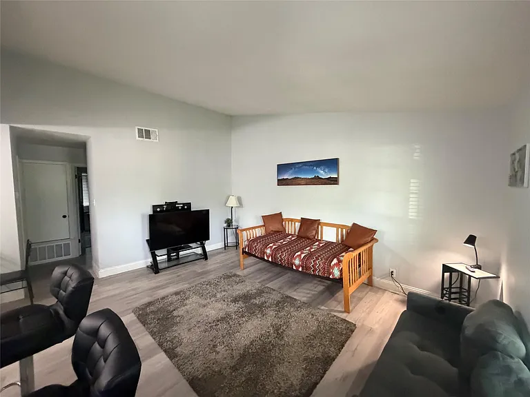 1910 Nicole Cir #B — Photo 2