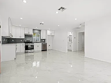 10924 Woodward Ave — Photo 3