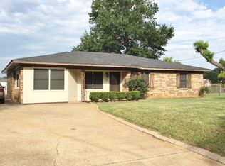 204 Shamrock Dr, Palestine, TX 75803