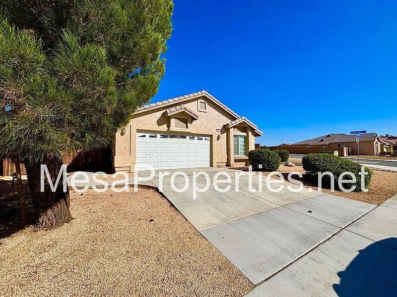 5 bed, 3.0 bath, 2014 sqft, $2,550 — Photo 2