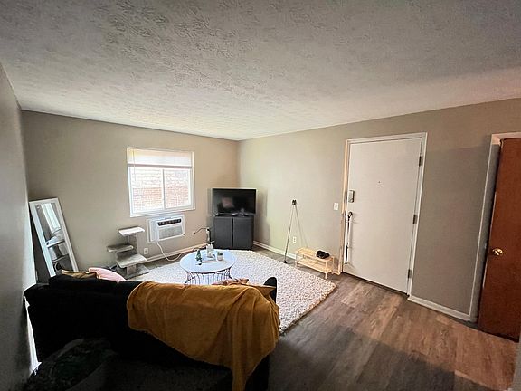 2nd image of 1235 Summit St APT C