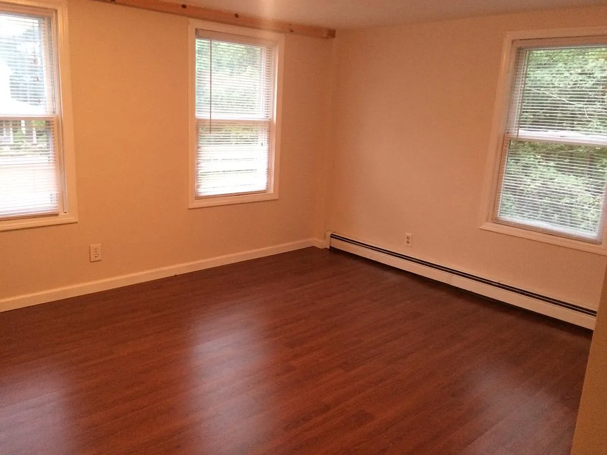 105 South Road — Photo 4
