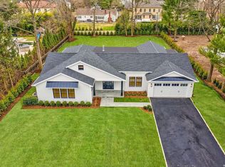 140 Crabapple Rd, Manhasset, NY 11030