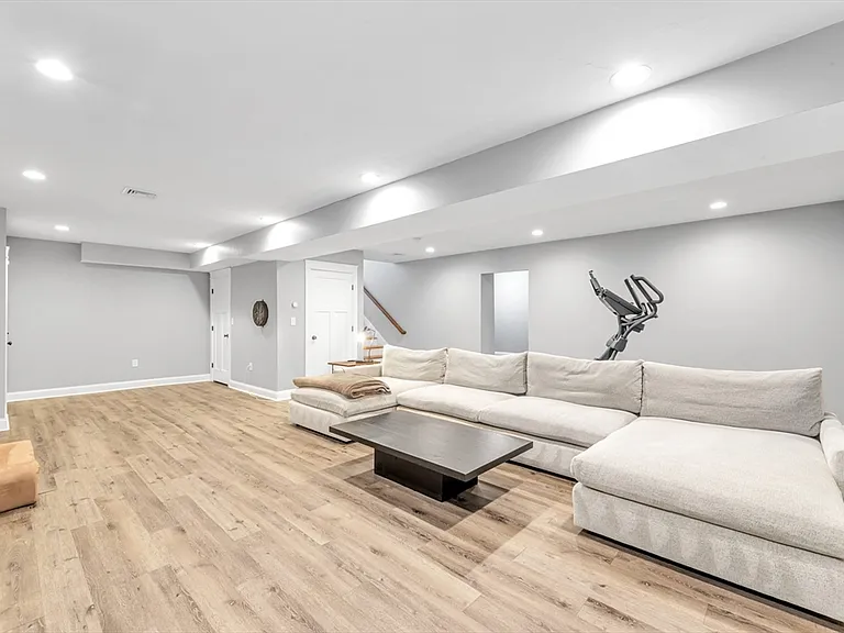 11 Chase Ave #1 — Photo 22