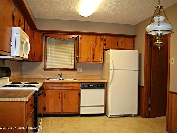 3rd image of 1398 Bennington Dr