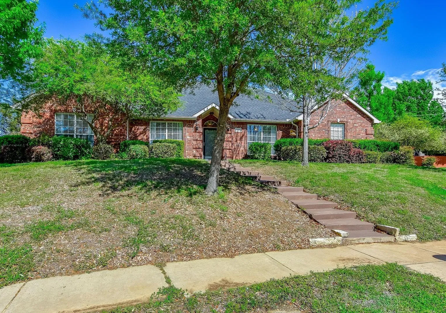 Beautiful 1 Story Corner Lot home! — Photo 2