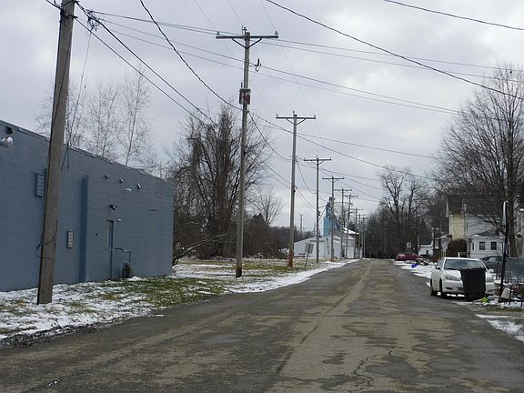 5th image of 10032 Railroad St