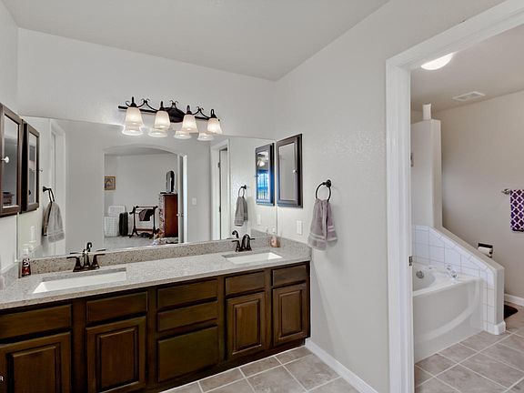5th image of 3111 Longview Dr
